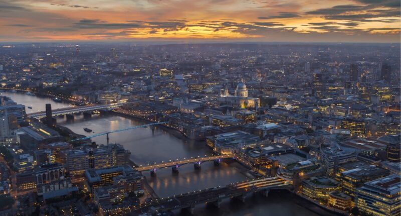 Photo 1 London skyline 2 Instagram logo 3 Smartphone 4 Hashtags 5 Tourist 6 Landmark 7 Street art